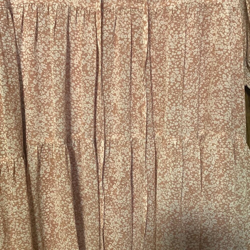 Jodifl medium sheer, lined, and tiered dress with floral pattern. Short sleeves. - Picture 4 of 9